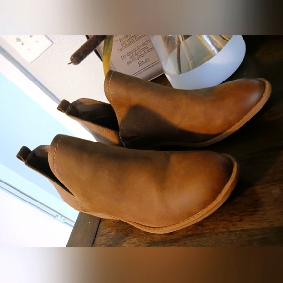 Brown ankle boots with v sides and stretch, wooden low heel - Picture 1 of 4
